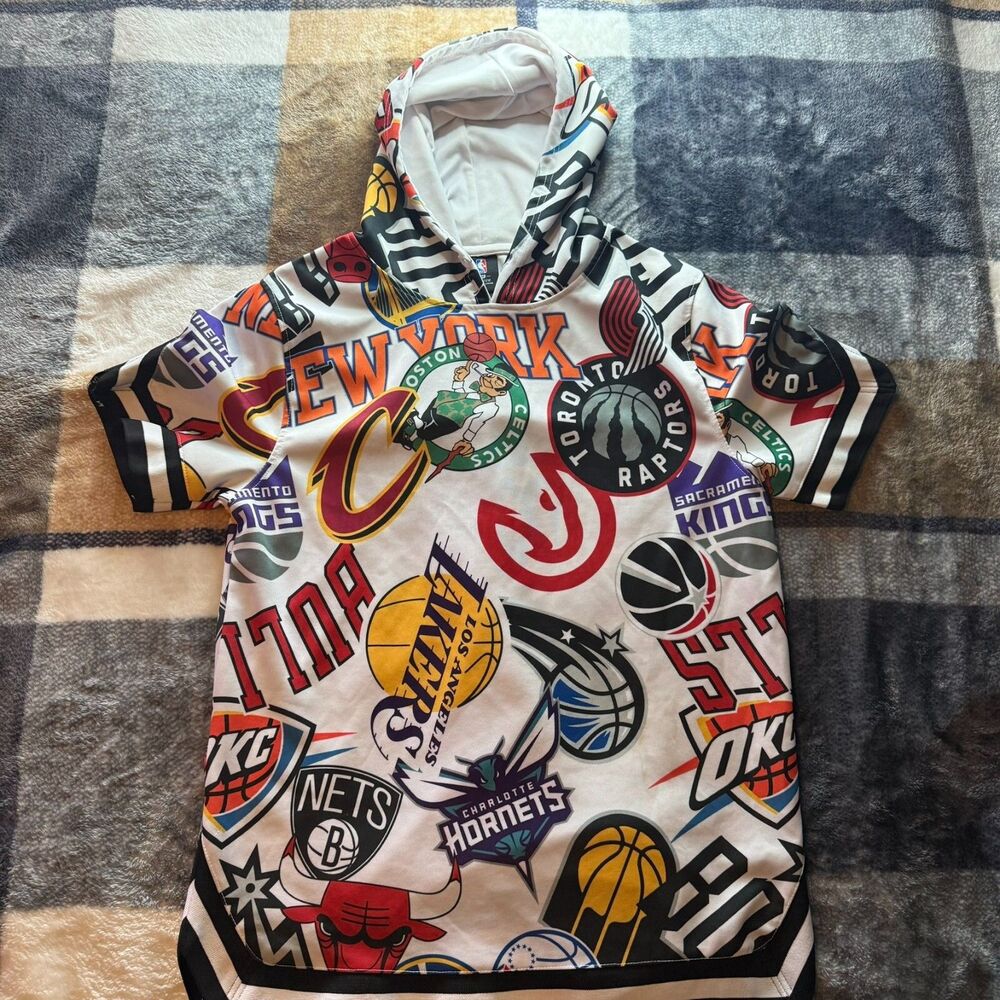 NBA Logo All Over Print Hooded Short Sleeve Shirt Men's Medium